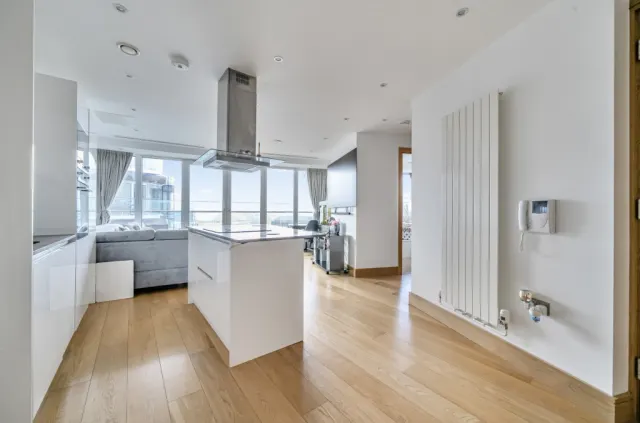 Crossharbour Plaza, Canary Wharf, E14, photo 2