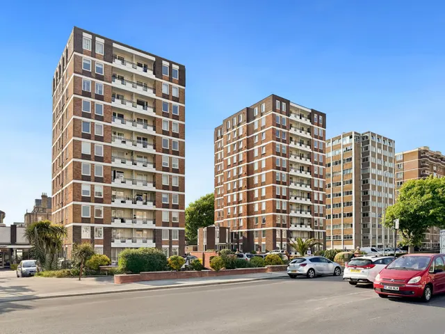 Grand Avenue, Hove, BN3, photo 1