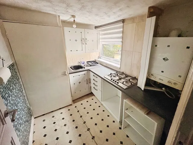 Green Lanes, Bilston, WV14, photo 3