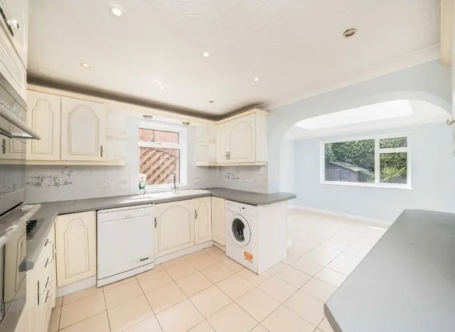 Elizabeth Gardens, Sunbury-On-Thames, TW16, photo 3