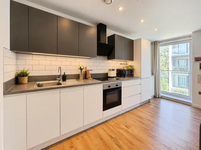Farnborough Road, Farnborough, GU14, photo 3