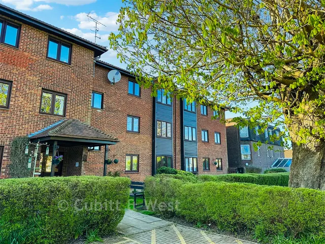 Brighton Road, Crawley, RH11, photo 1