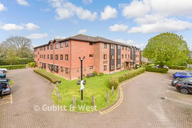 Brighton Road, Crawley, RH11, photo 2