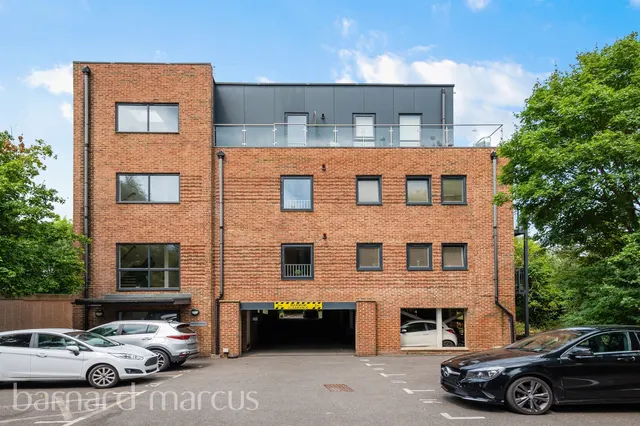 Challenge Court, Leatherhead, photo 1