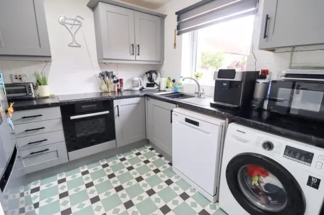 Photo 3 — Kempton Gardens, Bletchley, Milton Keynes, Buckinghamshire, MK3 5NH