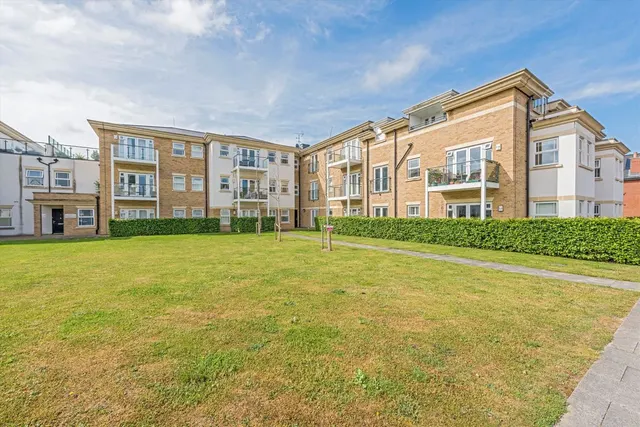 Dyas Road, TW16, photo 1