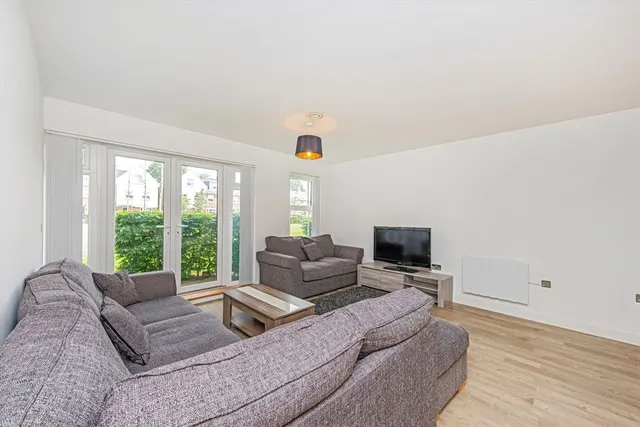 Dyas Road, TW16, photo 3