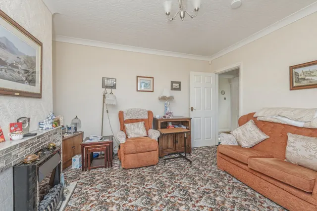 Turnshaws Avenue, Kirkburton, HD8, photo 3