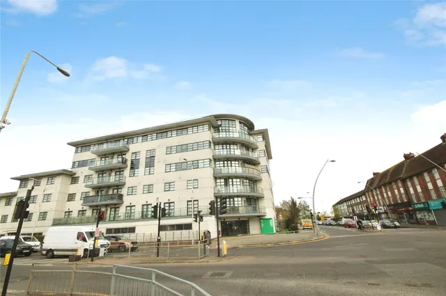 High Road, Romford, RM6, photo 1