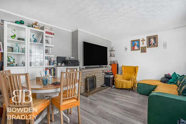 Photo 2 — Brocket Way, Chigwell, IG7