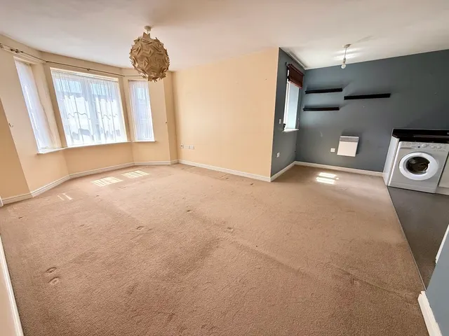 Photo 2 — Watling Gardens, Dunstable LU6 3FD