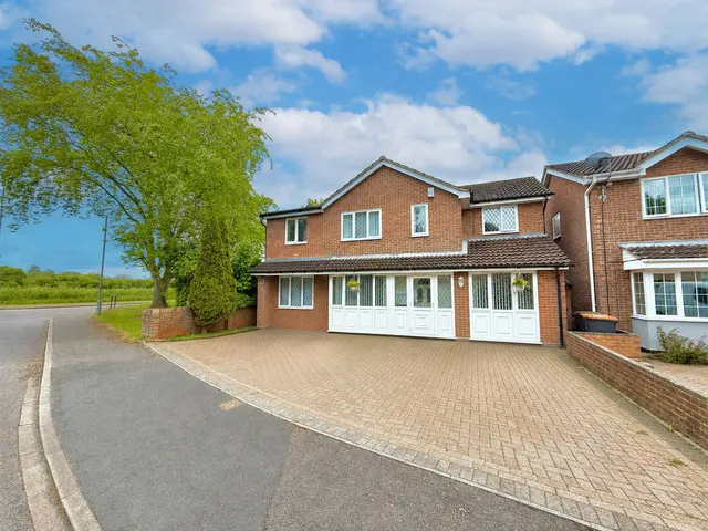 Longbrooke, Houghton Regis LU5 5QX, photo 1