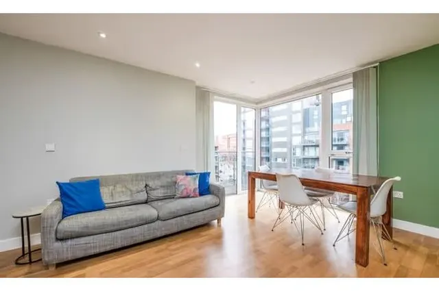 Photo 2 — 5 Zenith Close, London