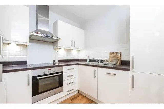 Photo 3 — 5 Zenith Close, London
