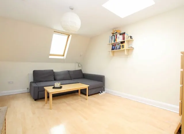 Uxbridge Road, Shepherds Bush, W12, photo 1