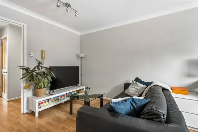 Photo 2 — Tinniswood Close, London, N5