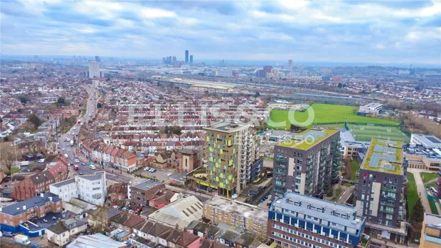 High Road, Wembley, HA9, photo 2
