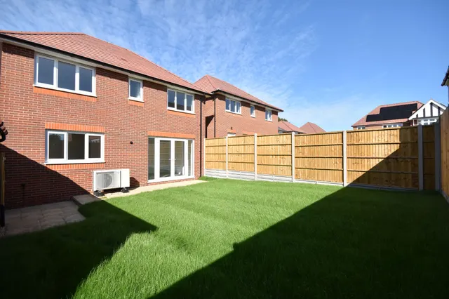 Bartons Road, PO9, photo 2
