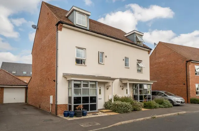 Windsor Crescent, Wokingham, RG40, photo 1
