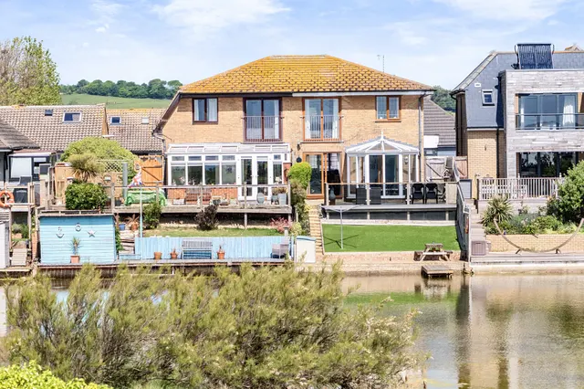 Brighton Road, Lancing, BN15, photo 1