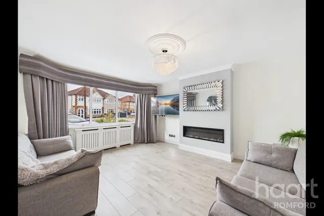 Moray Close, Romford, RM1, photo 3