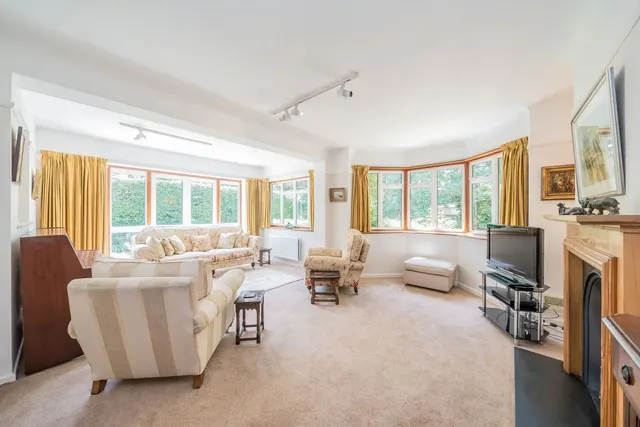 York Road, Weybridge, KT13, photo 2
