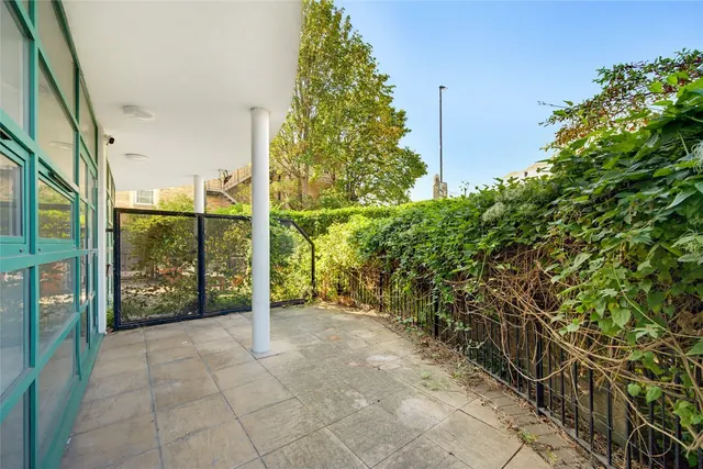 Aitman Drive, Brentford, TW8, photo 3