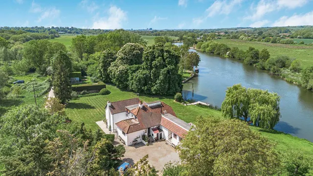 Photo 2 — Thames Drive, Sonning, Charvil, RG10 9TP