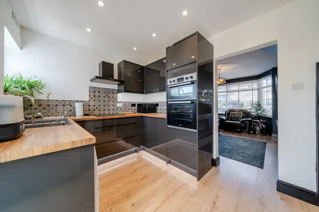 Photo 3 — Sherwood Park Avenue, DA15