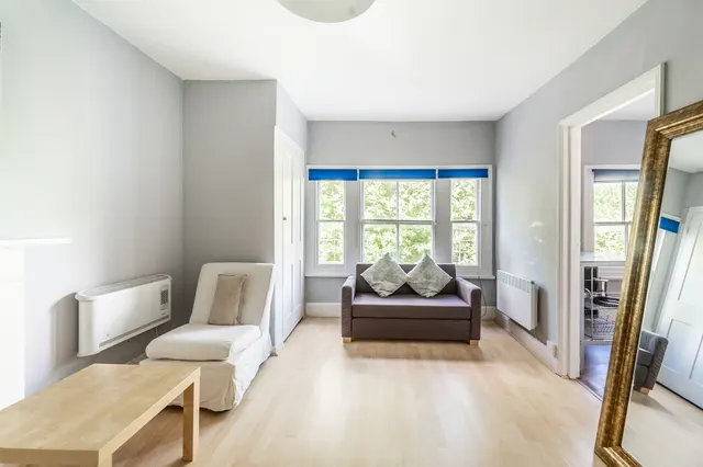 Photo 2 — Flat 9, 22 Marloes Road, London
