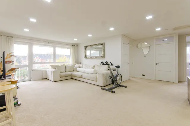 Flat 22 The Pines, Chase Road, London, photo 1