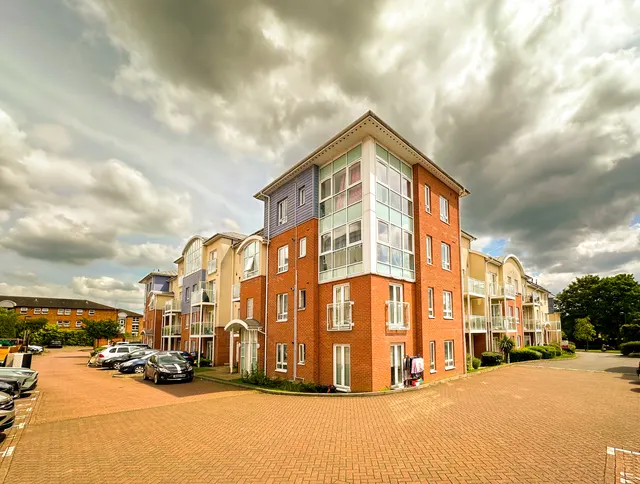 2 bedroom flat, Pumphouse Crescent, Watford, WD17