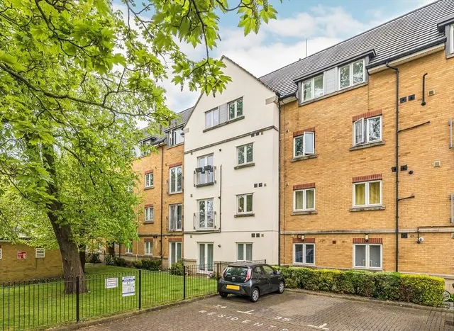Wood Lane, Isleworth, TW7, photo 1