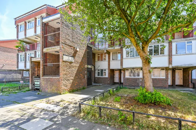 London, NW10, photo 1