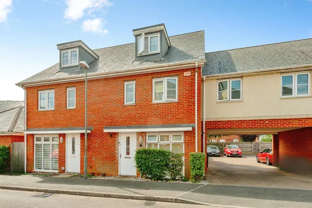 Parritt Road, Redhill, photo 1