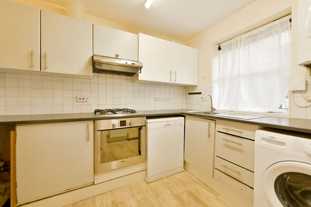 Photo 3 — 100 Manor Vale, Boston Manor Road, Brentford