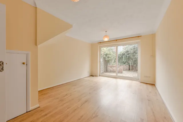 Photo 2 — 100 Manor Vale, Boston Manor Road, Brentford