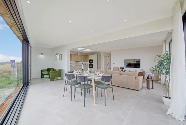 3 bedroom house — Kingsmans Farm Road, SS5 6QB