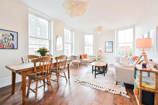 Photo 2 — Flat 5, 204 Manor Place, London