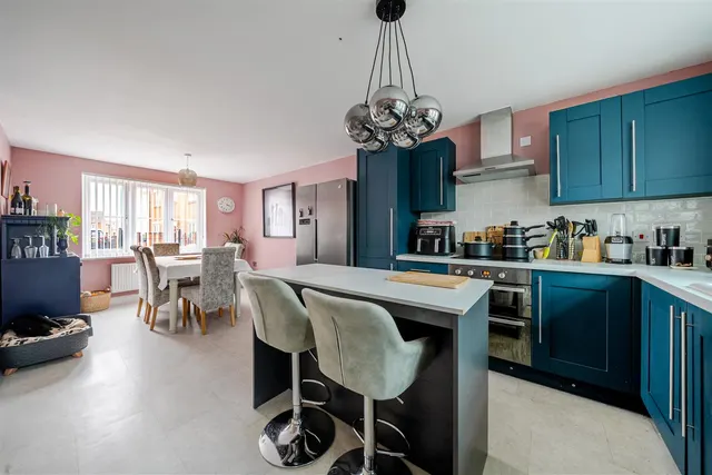 Shears Drive, Amesbury, SP4, photo 2