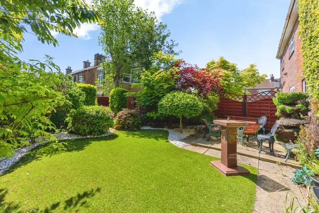 Fields Grove, Hollingworth, SK14, photo 3