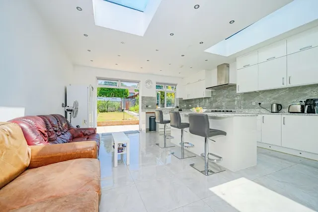 Photo 3 — Wychwood Avenue, Luton, Bedfordshire, LU2