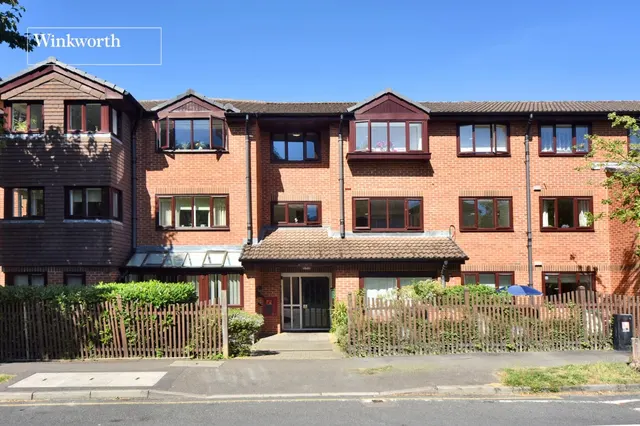 Wordsworth Drive, Cheam, SM3, photo 1