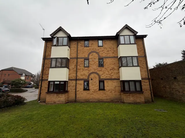 Photo 2 — 146 Ainsley Close, London, N9 9SH