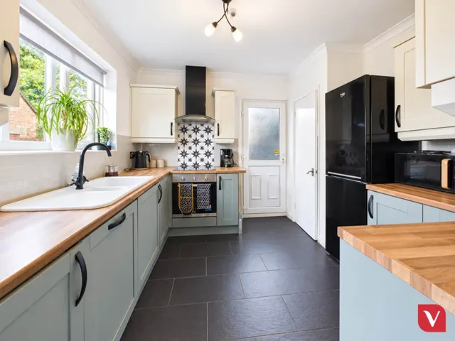 Photo 3 — Withy Close, Luton, LU4 9NZ