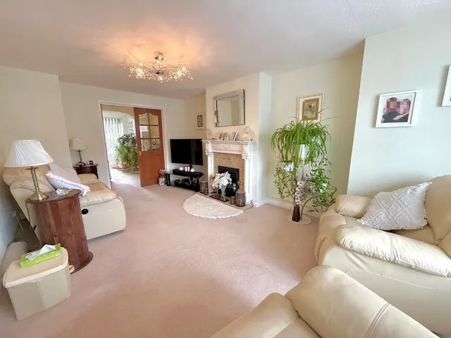 Photo 2 — Canesworde Road, Dunstable LU6 3PZ
