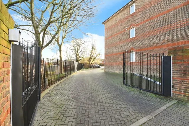 Photo 2 — Clayburn Circle, Basildon, Essex, SS14