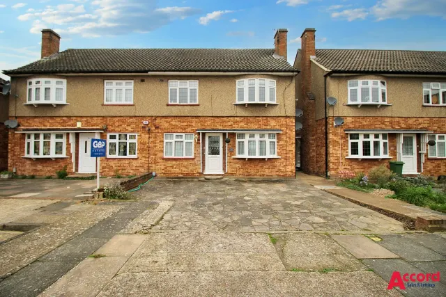 Chalforde Gardens, Romford, RM2, photo 1