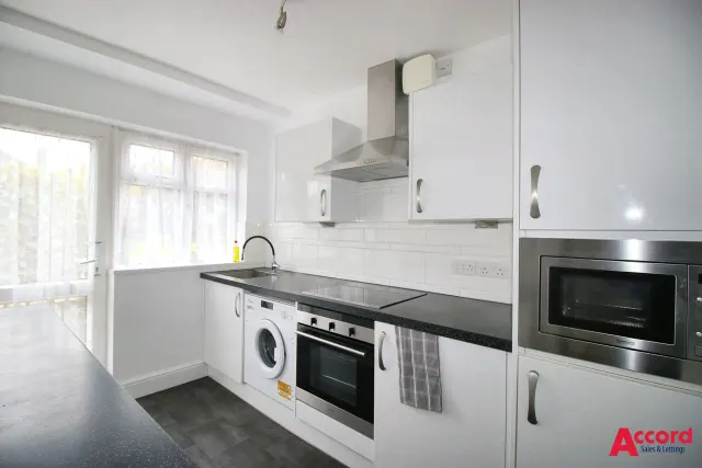 Chalforde Gardens, Romford, RM2, photo 2