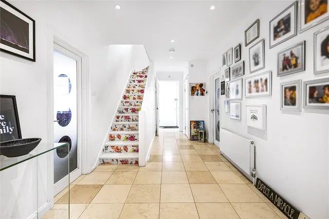 Photo 3 — Wayside Close, London, N14 4LB